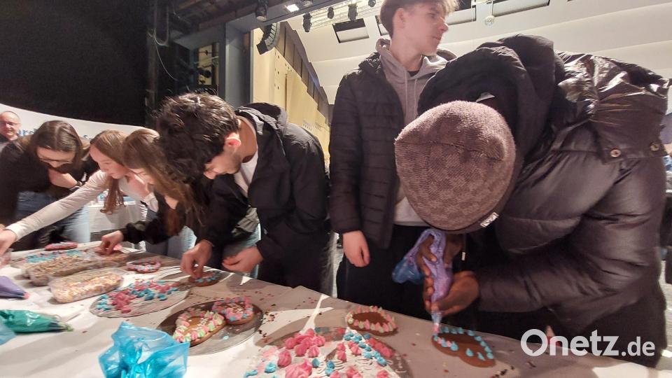 Bei der Firma Kutzer können Jugendliche ihre eigenen Lebkuchen kreieren. Bild: Kunz