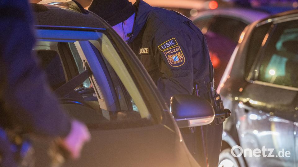 Polizei und Einsatzkräfte stehen nach einem Zwischenfall am Rand einer Feier. Bei einer großen Feier unter freiem Himmel in Parsberg ist ein Mann getötet worden. Bild: Armin Weigel/dpa