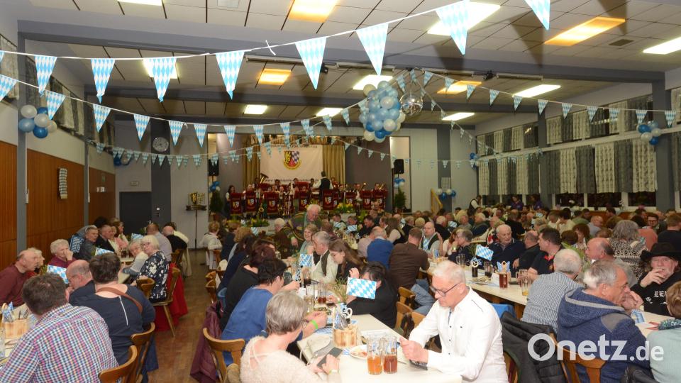 Der Saal des Naabtalhauses war beim Starkbierfest voll besetzt. Bild: bey