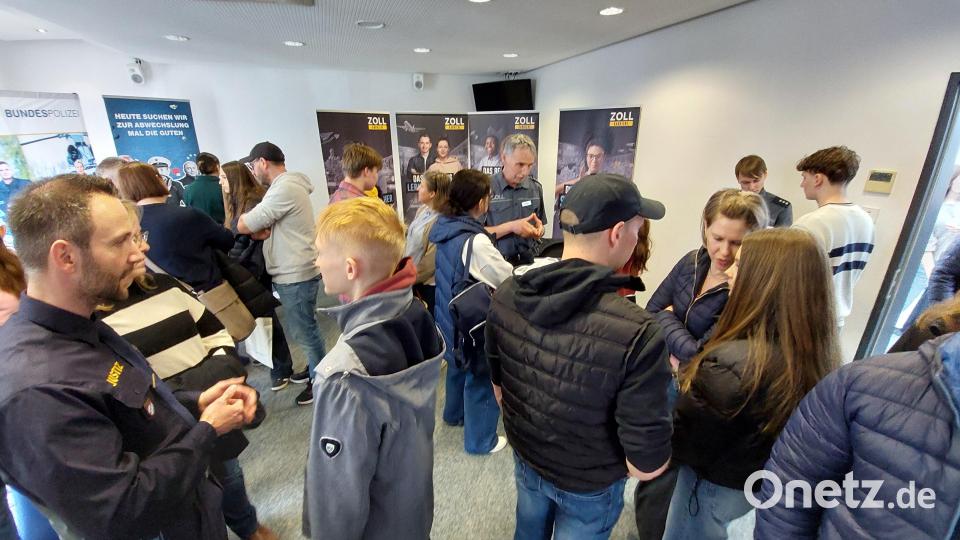 Stark frequentiert wurde die Abteilung der Blaulichtberufe. Bild: Kunz