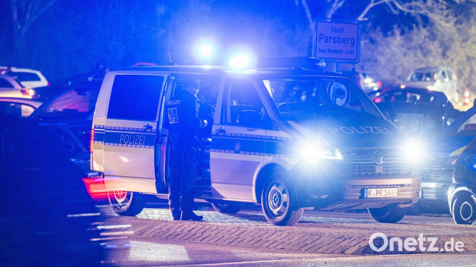 Polizei und Einsatzkräfte stehen nach einem Zwischenfall am Rand einer Feier. Bei einer großen Feier unter freiem Himmel in Parsberg ist ein Mann getötet worden. Bild: Armin Weigel/dpa