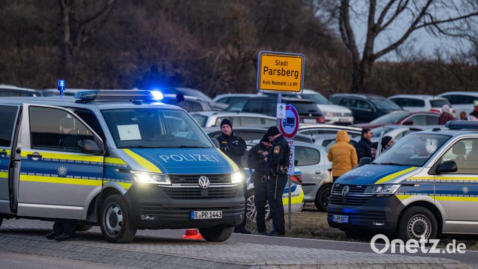 Parsberg: Polizei und Einsatzkräfte stehen nach einem Zwischenfall am Rand einer Feier. Bei einer großen Feier unter freiem Himmel in Parsberg ist ein Mann getötet worden. Das bestätigte am Sonntagabend ein Polizeisprecher vor Ort. Bild: Armin Weigel/dpa