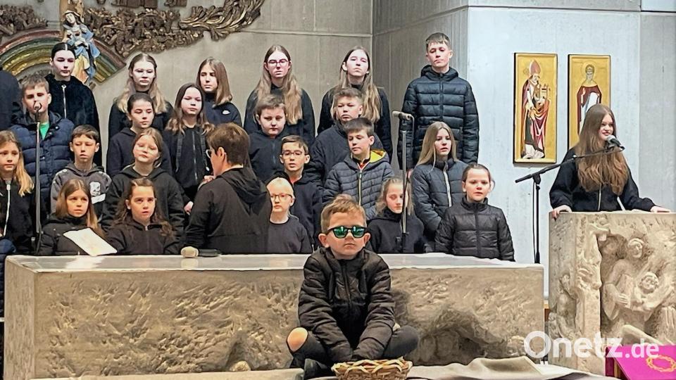 Aufnahmen von der Probe zum Musical &quot;Staunende Augen&quot;, hier mit Paul Schmeiler als Bartimäus im Vordergrund sowie Elisabeth Harlander beim Dirigieren des Chors. Bild: Susanne Schwab