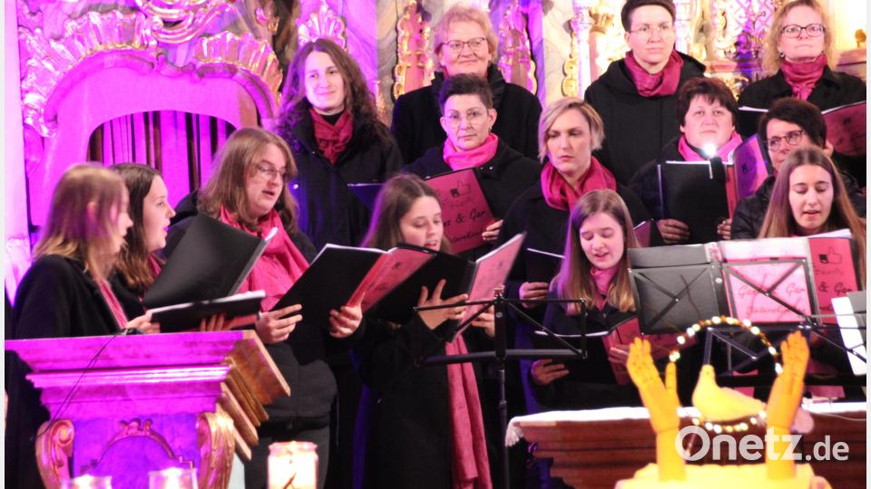 Die Sängerinnen aus dem Unterchor U20 glänzen mit Soloeinlagen. Bild: jag