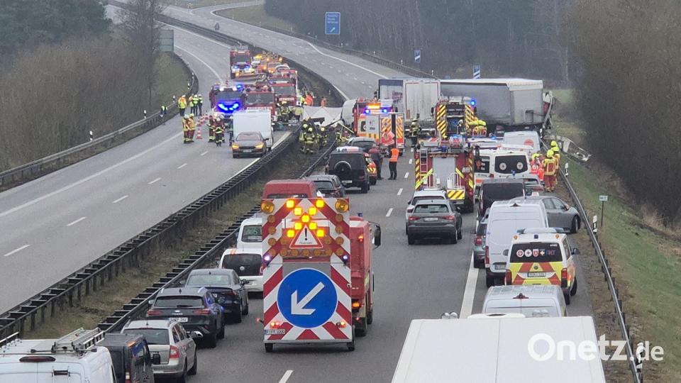Die A 93 zwischen den Anschlussstellen Teublitz und Ponholz ist nach einem schweren Unfall gesperrt. Bild: Hösamer