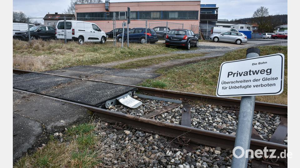 Der Bahnübergang &quot; Am Rohrweiher&quot; in Amberg, soll saniert werden. Bild: Stephan Huber