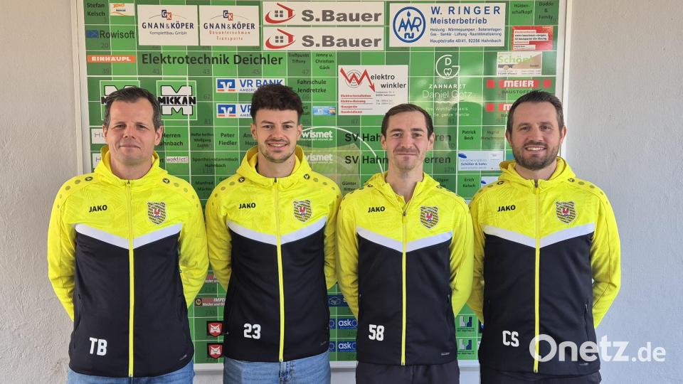 Die Trainerfrage beim SV Hahnbach ist für die kommende Saison geklärt: Bastian Freisinger (2 v. r.) und Franz Geilersdörfer(3. v. r.) werden künftig für den SVH an der Seitenlinie stehen. Bild: Wolfgang Dotzler