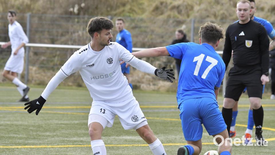 Bastian Freisinger (links) trägt noch das Trikot der DJK Gebenbach. Kommende Saison wird der 26-Jährige Trainer des SV Hahnbach. Archivbild: Hubert Ziegler