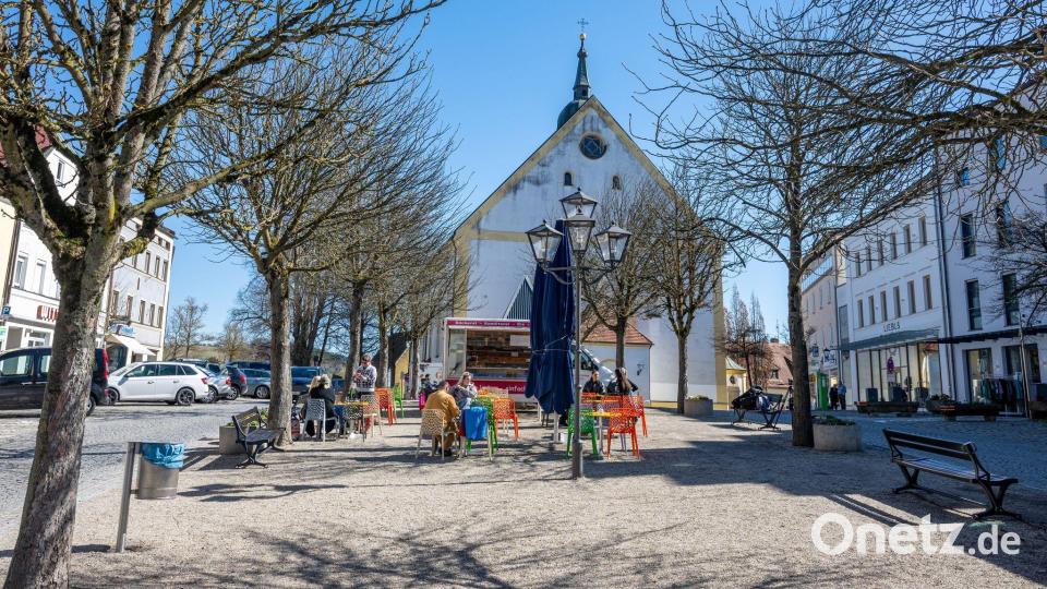 Mit dem Grillfest will der Bürgermeister die Stadt beleben und Gäste von auswärts anlocken. Bild: Armin Weigel/dpa