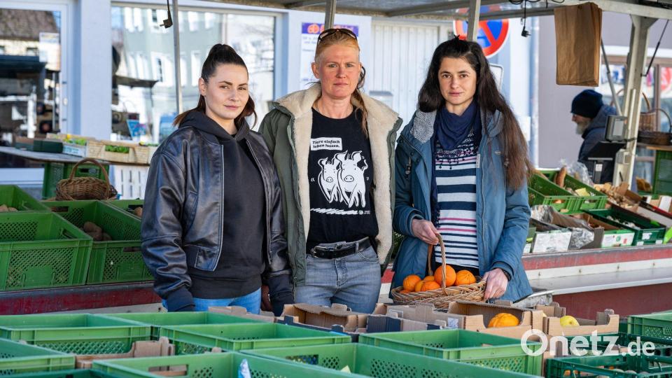 Die Gruppe „Vegan in Viechtach“, zu der Nadine Döring, Birgit Becker und Vera Gögele (l-r) gehören, ist gegen das Schweine-Wettgrillen. Bild: Armin Weigel/dpa