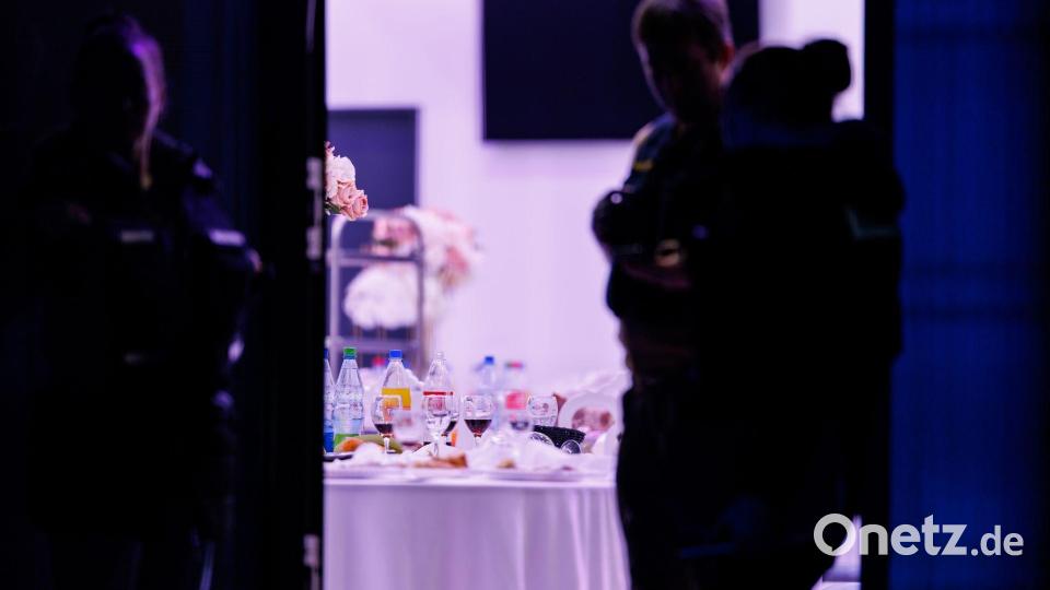 Polizisten stehen vor der Eventlocation der Hochzeit in Fürth, auf der ein Mann getötet wurde. Bild: ---/dpa