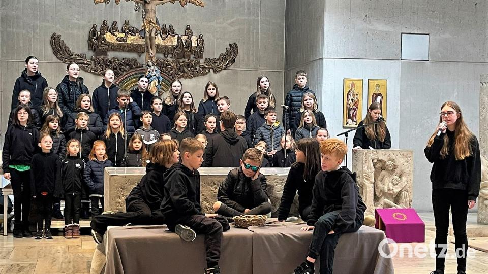 Das Kindermusical &quot;Staunende Augen: Der blinde Bartimäus (mit Sonnenbrille) hat nur wenige Freunde. Im Hintergrund der von Elisabeth Harlander dirigierte Chor. Bild: Susanne Schwab