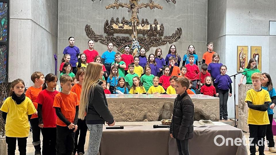 Nachdem Bartimäus (Paul Schmeiler, rechts vor dem Podium) Jesus, gespielt von Sara Nicklas (ihm gegenüberstehend) begegnet ist und gelernt hat, mit seinen eigenen Augen zu sehen, wird die Welt für ihn wieder sichtbar und bunt. Bild: Susanne Schwab