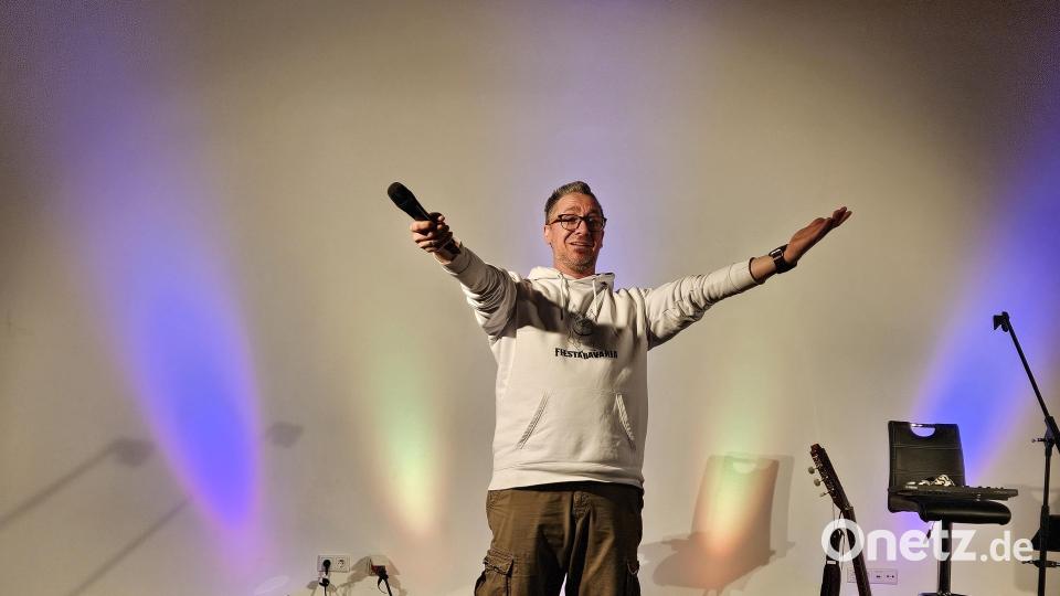 Franz „Firlefranz“ Breitsameter bringt gleich zu Anfang der Show den Hip-Hop in die Scheune. Bild: Manuela Watzl
