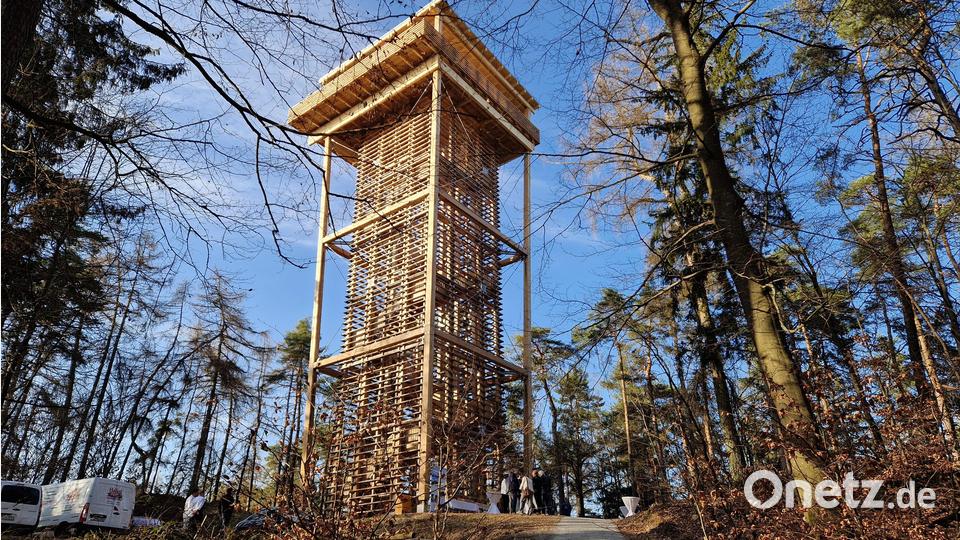 Filigran und durch seine Bauweise bestechend, präsentiert sich der neue Aussichtsturm am Hirschberg bei Fuhrn. Bild: mab