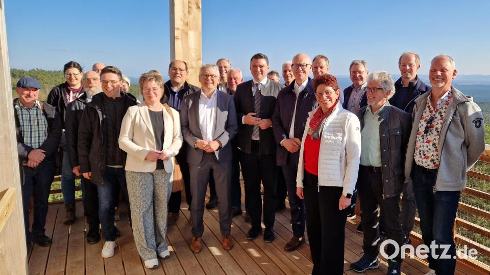 Ein Gruppenbild gut gelaunter &quot;Erstbesteiger&quot; in dreißig Meter Höhe nach absolviertem Aufstieg über 140 Stufen Bild: mab