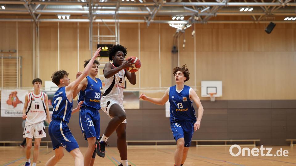 Noah Eklou von den Witt Oberpfalz Hunters (Mitte, Szene aus einem früheren Spiel) beim Abschluss. Durch den Sieg gegen das Team Südhessen konnten sich die Hunters vorzeitig den Klassenerhalt sichern. Archivbild: Dieter Jäschke