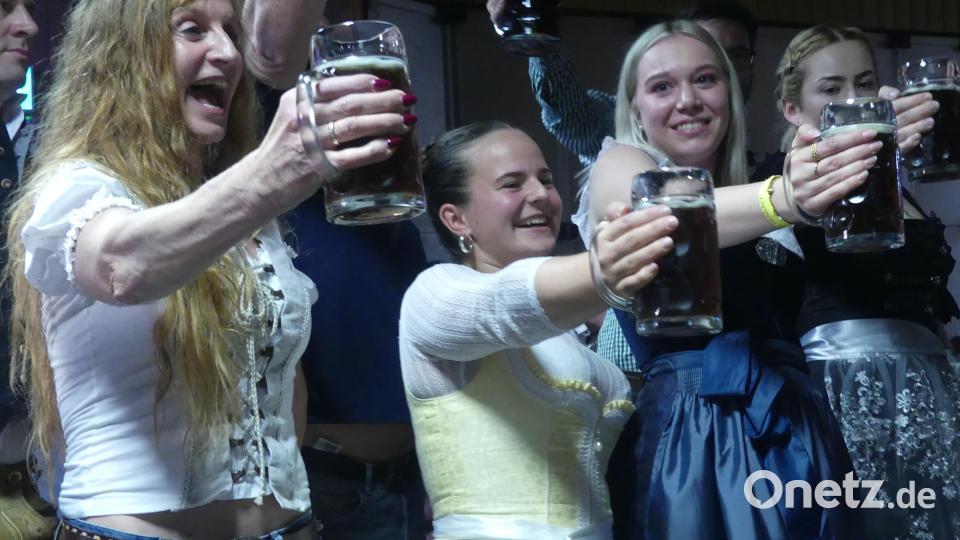 Vier junge Damen waren zum Maßkrugstemmen angetreten. Veronika Keck (links) hielt am längsten durch. Bild: rn