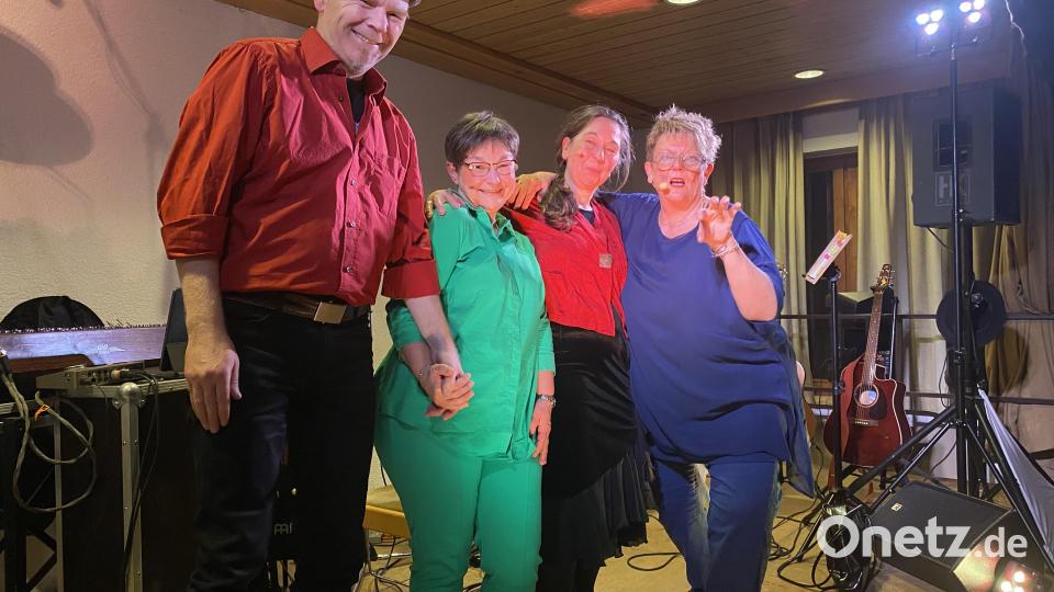 Frank Wendeberg, Monika Zintl, Isolde Baldauf und Karin Simon (von links) kamen um eine Zugabe nicht herum. Bild: Josef Glas
