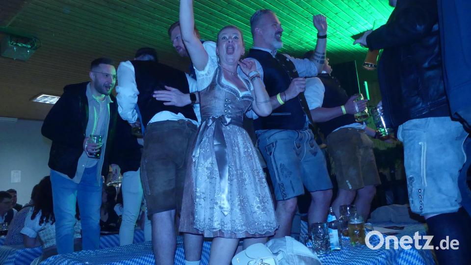 Zu &quot;Ab in den Süden&quot;, 2003 der Sommerhit, ging das Publikum voll mit. Die Stimmung beim Starkbierfest war großartig. Bild: rn