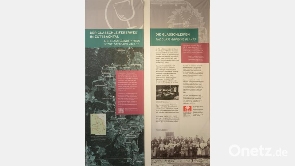Große Poster an der Wand informieren über den &quot;Glasschleifererweg&quot; und das Glasschleifen. Bild: bey