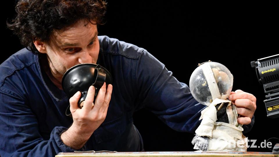 Leo Mosler und die Maus Armstrong, die zum Mond fliegt. Bild: Petra Hartl
