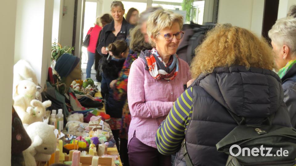 Die Besucher hatten auch die Gelegenheit, mit den Ausstellern und Ausstellerinnen ins Gespräch zu kommen. Bild: adj