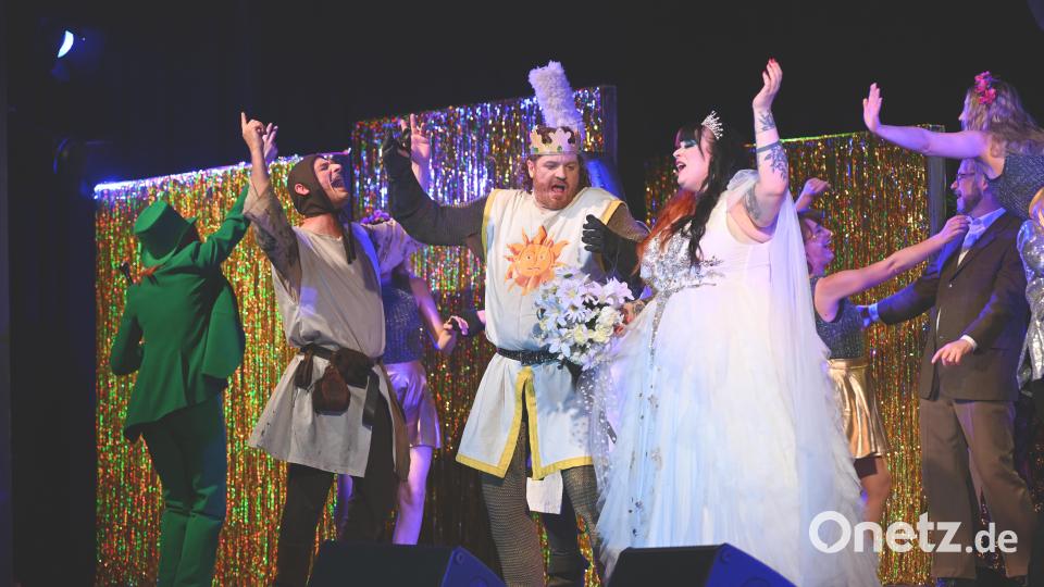Ob in Camelot, dem Las Vegas des Mittelalters, oder anderswo: Wenn die Ritter feiern, dann richtig. Mittendrin König Artus (Michael Zanner) und die Fee vom See (Stephanie Meier). Bild: Tobias Schwarzmeier