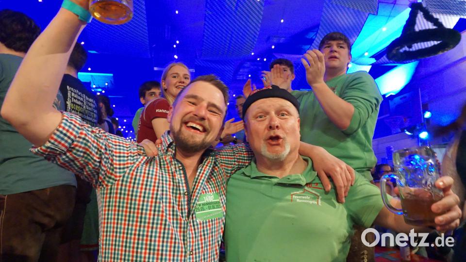Süffiges Bier und fetzige Musik - mehr braucht's nicht zum Feiern. Bild: Renate Völkl