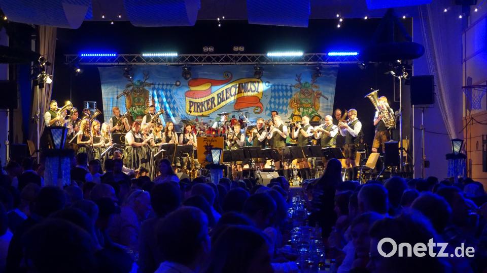 Traditionell startet die Pirker Blechmusi mit bayerisch-böhmischer Blasmusik, bevor dann die Stimmung mit Partyhits non stop zum Kochen gebracht wird. Bild: Renate Völkl