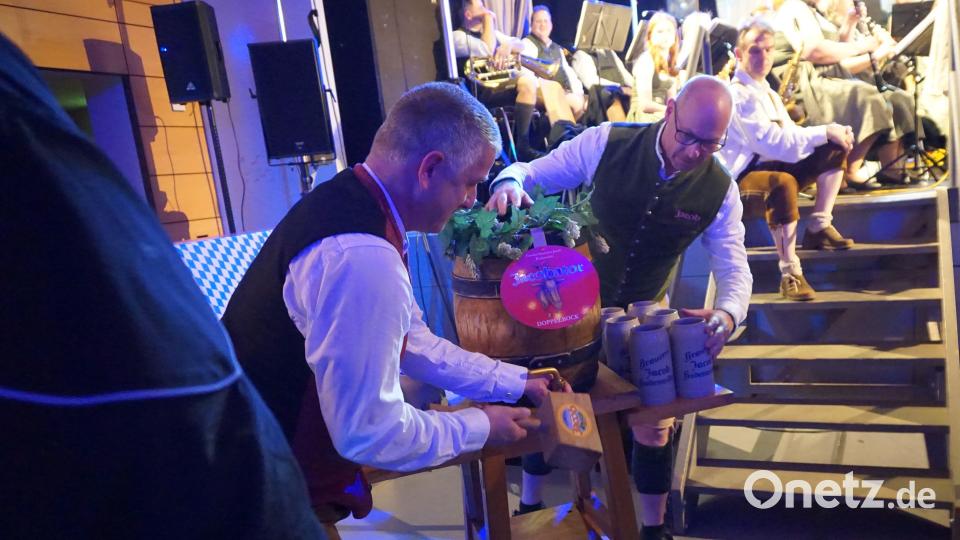 Das erste Fass des "Jacobators" durfte Bürgermeister Dietmar Schaller mit Vertriebsleiter Markus Lernbecher anzapfen. Bild: Renate Völkl