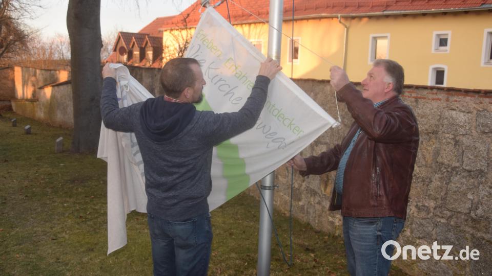 Kohlberg ist Simultankirche des Jahres: Am Zugang zur Nikolauskirche wird die Symbolfahne gehisst. Bild: fz