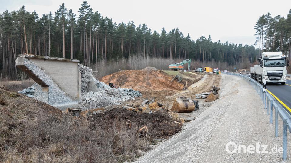 Die letzten Reste der alten &quot;Wolfsgrube&quot;-Brücke an der B 85 zwischen Sulzbach-Rosenberg und Kropfersricht. Bild: Wolfgang Steinbacher