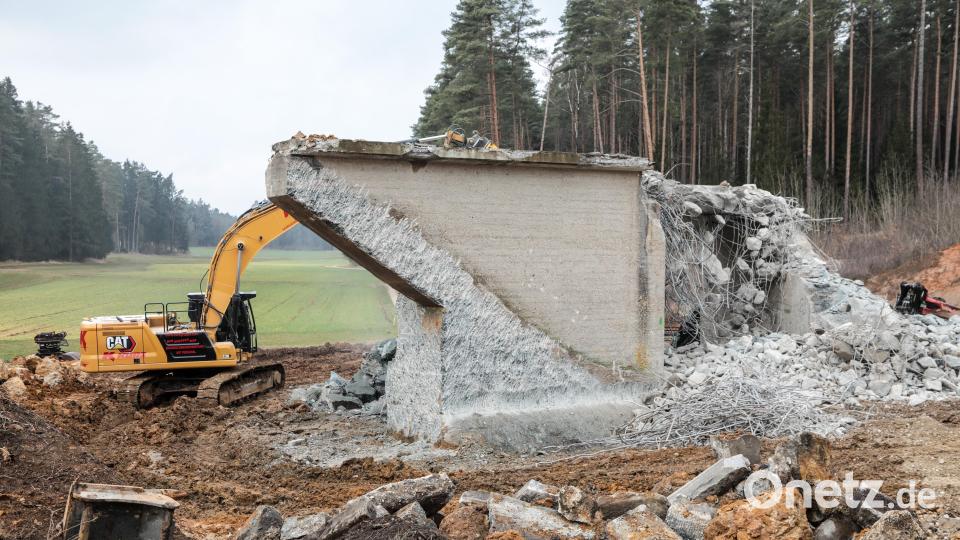 Beim Abriss der Brücke leisten Bagger ganze Arbeit. Bild: Wolfgang Steinbacher