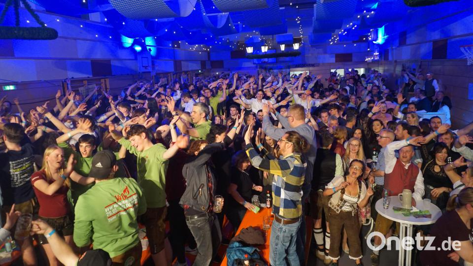 Ausgelassen und vor allem sehr friedlich feierte das Partyvolk mit der "Pirker Blechmusi". Bild: Renate Völkl