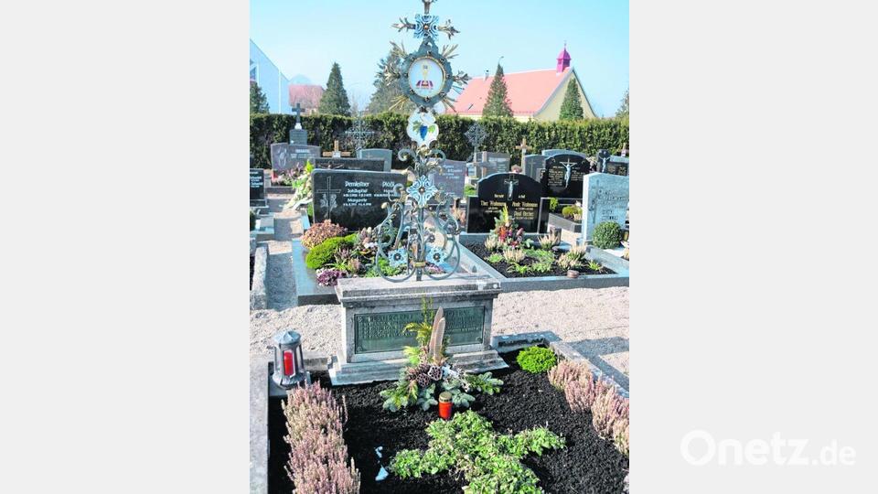 Im November 1945 fand Pfarrer Karl Kramer seine letzte Ruhe im Priestergrab des Schnaittenbacher Friedhofs. Bild: nag