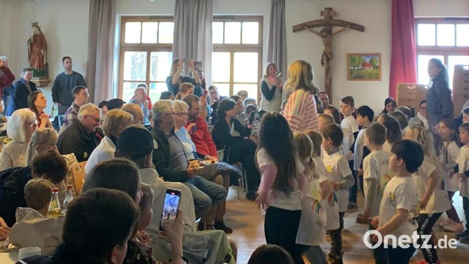 Die Vorschulkinder hatten am Nachmittag ihren Auftritt. Sie sangen und tanzten den Gästen etwas vor. Bild: exb; Förderverein Kinderhaus/Josef Schreglmann