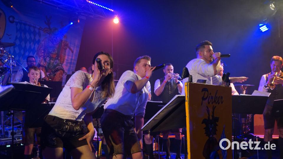 Das neue Sängerteam Lena Zimmerer, Daniel Meierhöfer und Matthias Zimmerer heizt die Stimmung richtig an, wie beim Dauerbrenner "Bobfahren". Bild: Renate Völkl