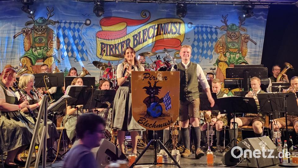 Die Pirker Blechmusi mit Sängerin Lena Zimmerer und dem neuen Sänger David Meierhöfer sorgten für Stimmung bis weit nach Mitternacht. Bild: Sabrina Maier