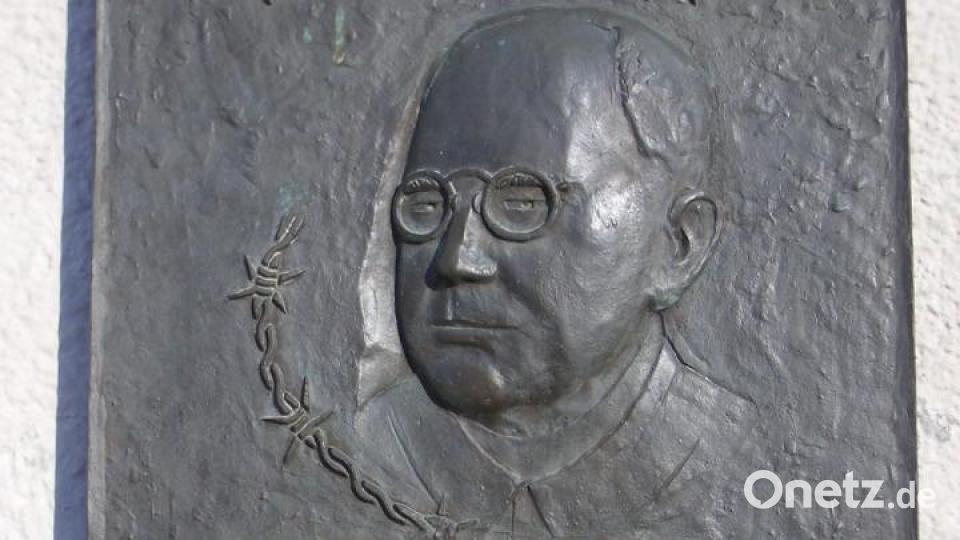 Anlässlich des 50. Todestags von Pfarrer Karl Borromäus Kramer wurde 1995 diese Gedenktafel gefertigt. Sie ist neben dem Südportal der Schnaittenbacher Pfarrkirche St. Vitus angebracht. Bild: nag