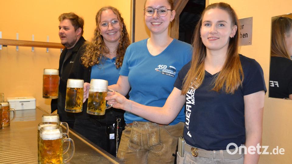 Hier einige von den Festdamen, die den hellen Bock zu den Besuchern bringen. Bild: gi