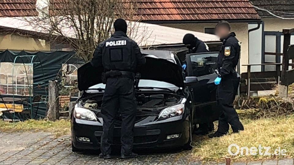 Bei der Razzia wurde auch ein geparktes Fahrzeug überprüft. Bild: Kathrin Zeilmann/dpa