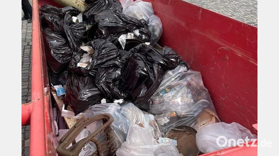 Die Säcke voller Müll und einige größere Fundstücke füllen den Container. Bild: TG Edelweiß