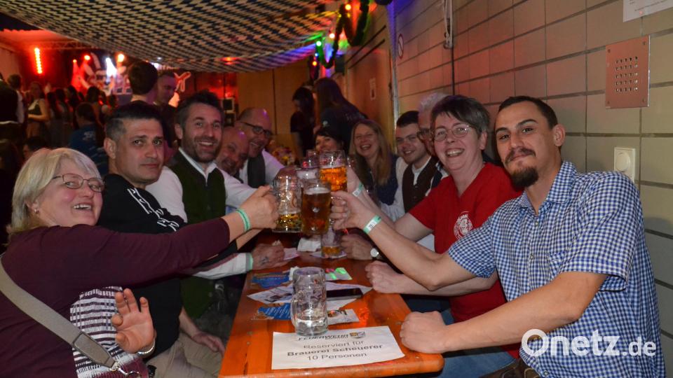 An den Biertischen wird kräftig angestoßen. Bild: gi
