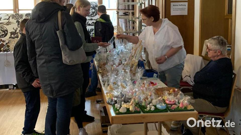 Neun Aussteller stellten ihre Ware am Frühjahrsmarkt des Kinderhauses im Pfarrheim aus. Viele nutzten die Möglichkeit durch den Markt zu schlendern und sich bei Kaffee und Kuchen nieder zu lassen. Bild: exb; Förderverein Kinderhaus/Josef Schreglmann