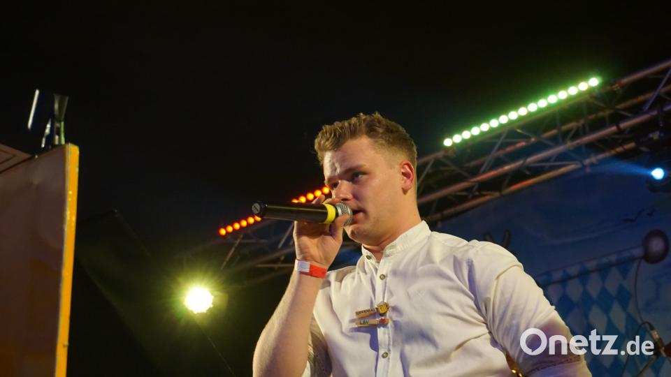 Der neue Frontsänger David Meierhöfer aus Floss bestand die "Feuertaufe" vorm heimischen Publikum mit Bravour. Bild: Renate Völkl