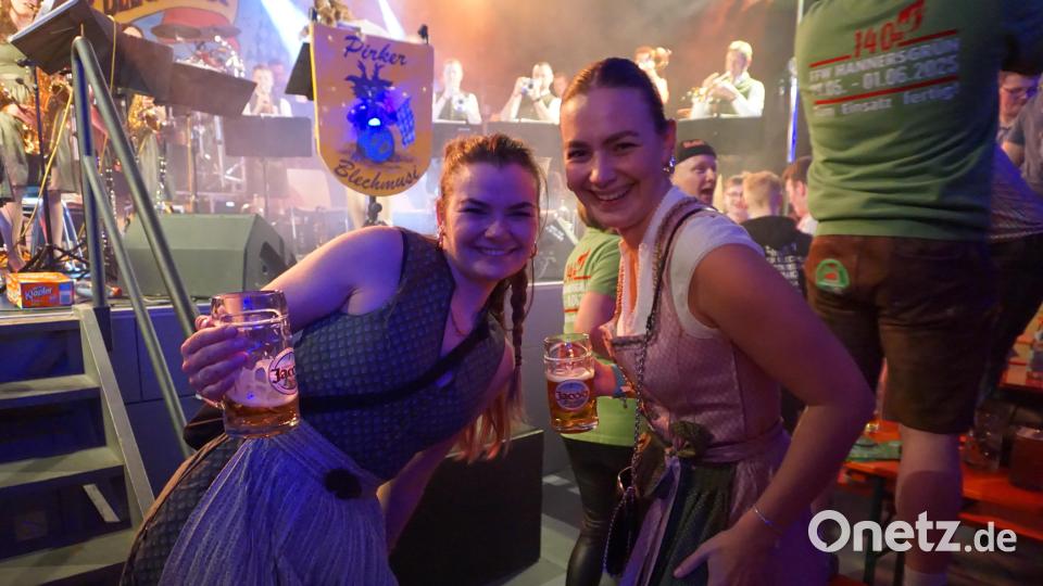 Die Mädels in feschen Dirndln feierten ordentlich beim Pirker Starkbierfest. Bild: Renate Völkl