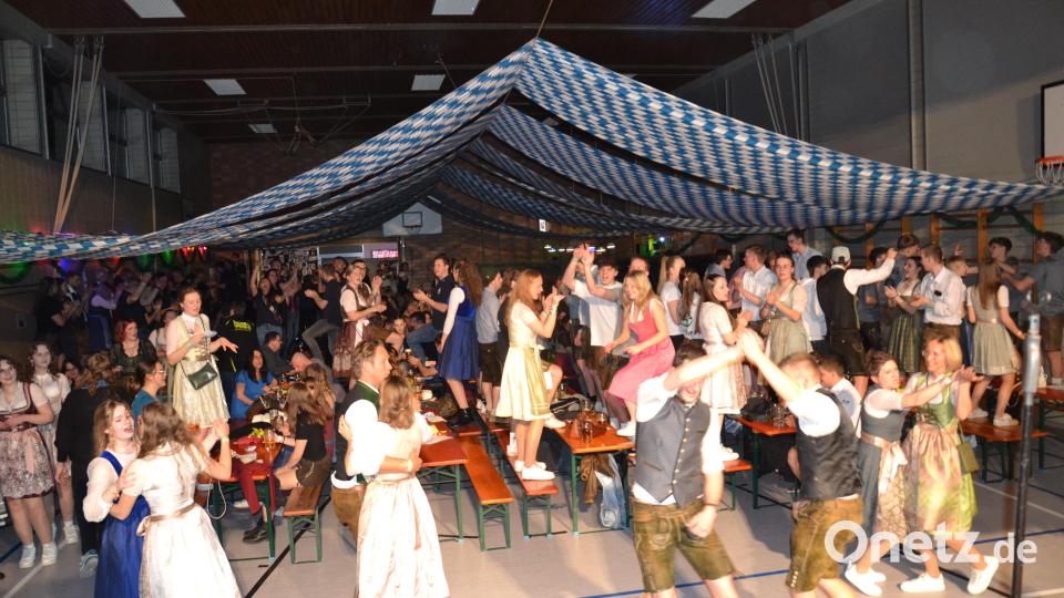 Die Partyband &quot;Sappralot&quot; heizt beim Starkbierfest der Feuerwehr in der Turnhalle tüchtig ein. Bild: gi