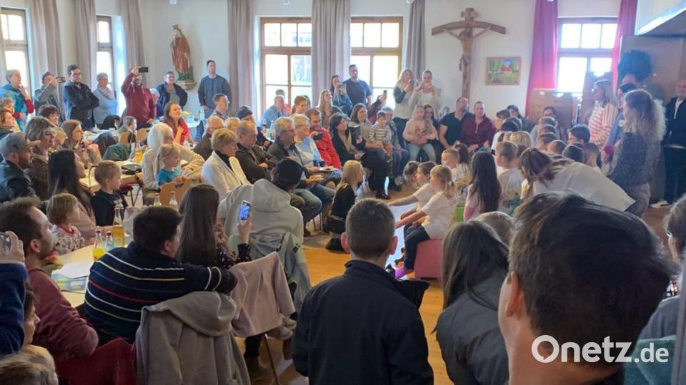 Die Vorschulkinder bereiteten den Gästen des Frühjahrsmarktes eine große Freude mit ihrem Auftritt. Etwas Lampenfieber gehört natürlich mit dazu. Bild: exb; Förderverein Kinderhaus/Josef Schreglmann