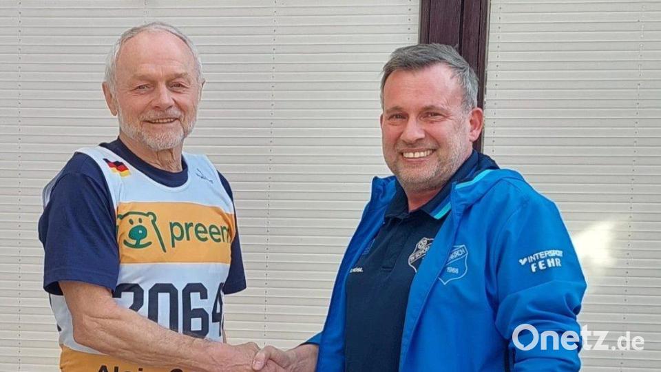 Der Vorsitzende des SV Schönkirch, Toni Härtl (rechts), gratuliert Alois Gmeiner zu seinem Erfolg. Bild: exb/Härtl